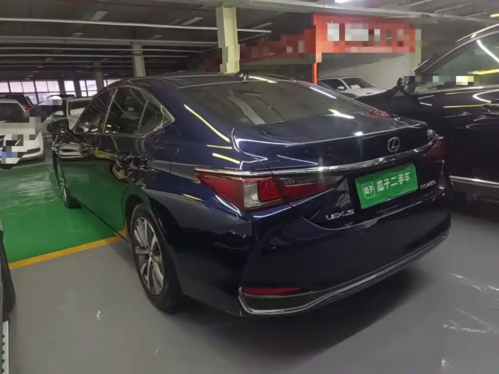 Photo 5 - Lexus ES