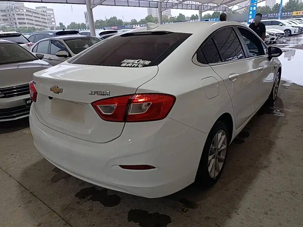 Photo 7 - Chevrolet Cruze