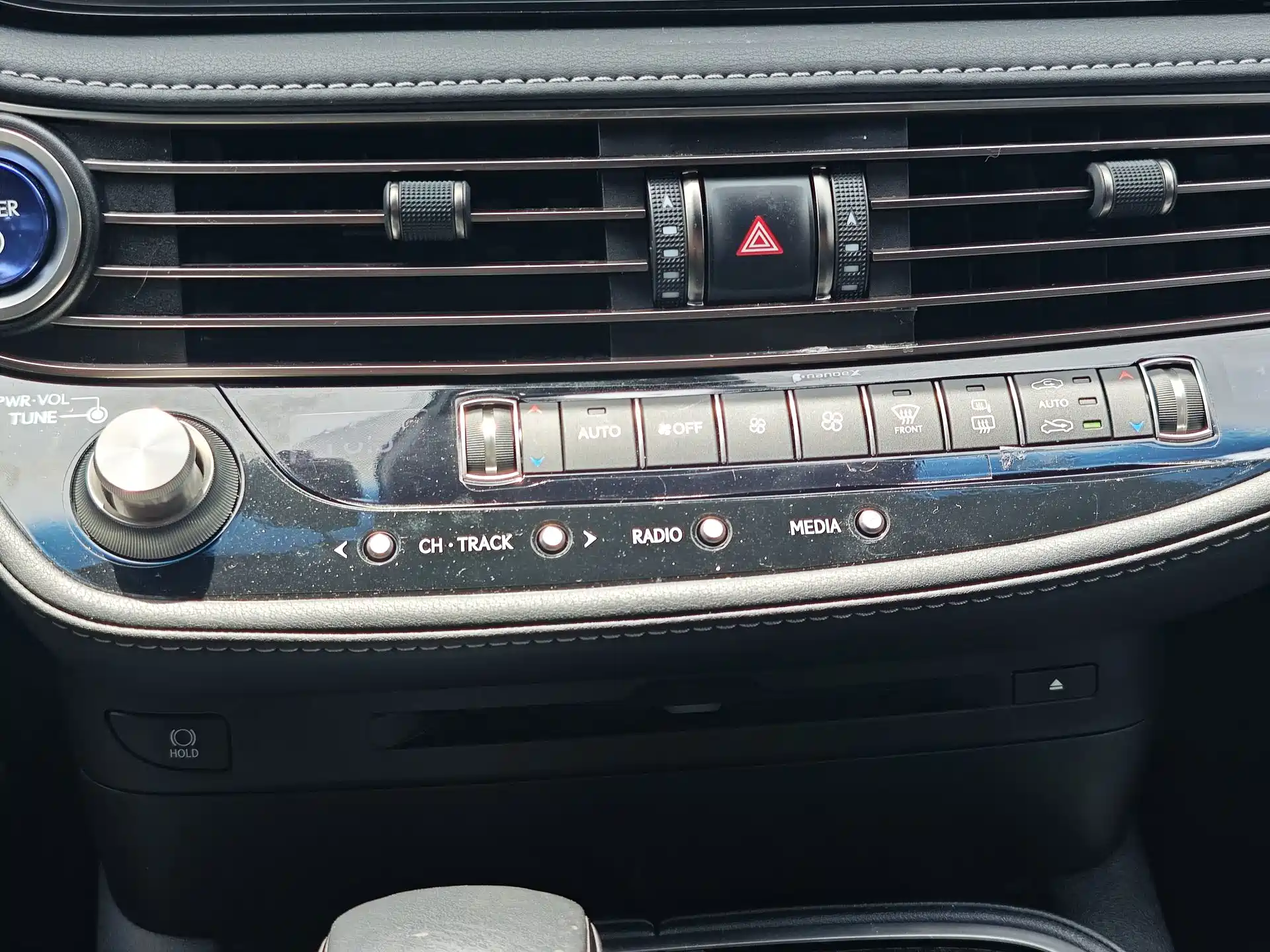 Фото 10 - Lexus LS