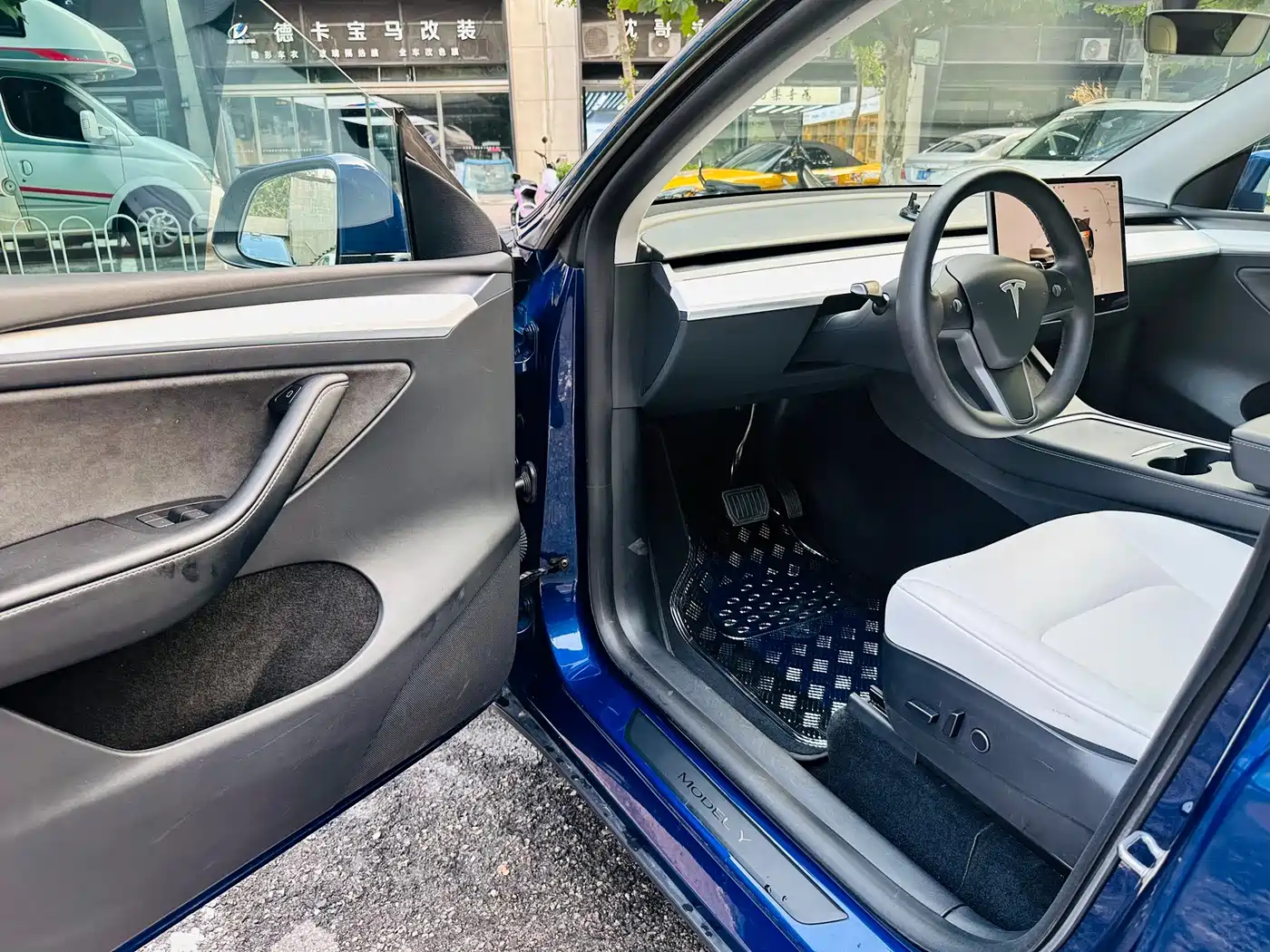 Photo 8 - Tesla Model Y