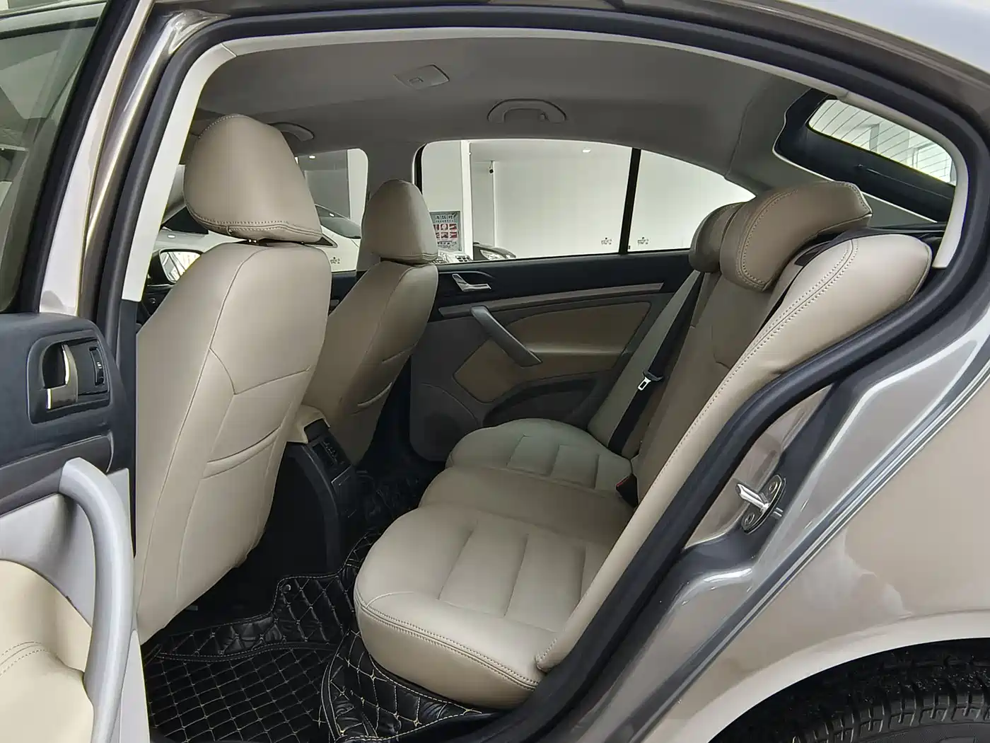 Škoda Octavia 2012 1.6L Automatic Yijie Edition фото 10