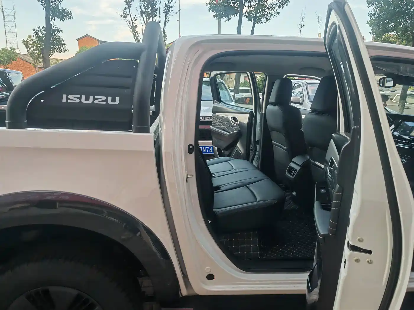 Isuzu D-MAX 2026 2023 1.9T Automatic 4WD V-CROSS Comfort Leader