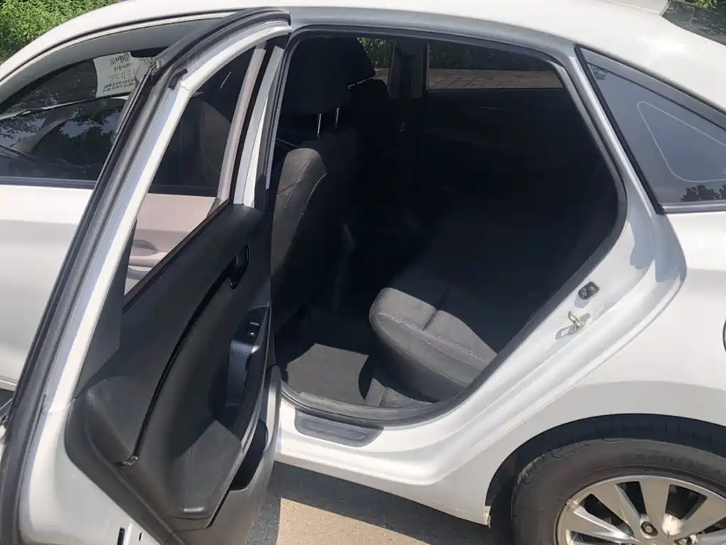 Фото 14 - Hyundai Elantra