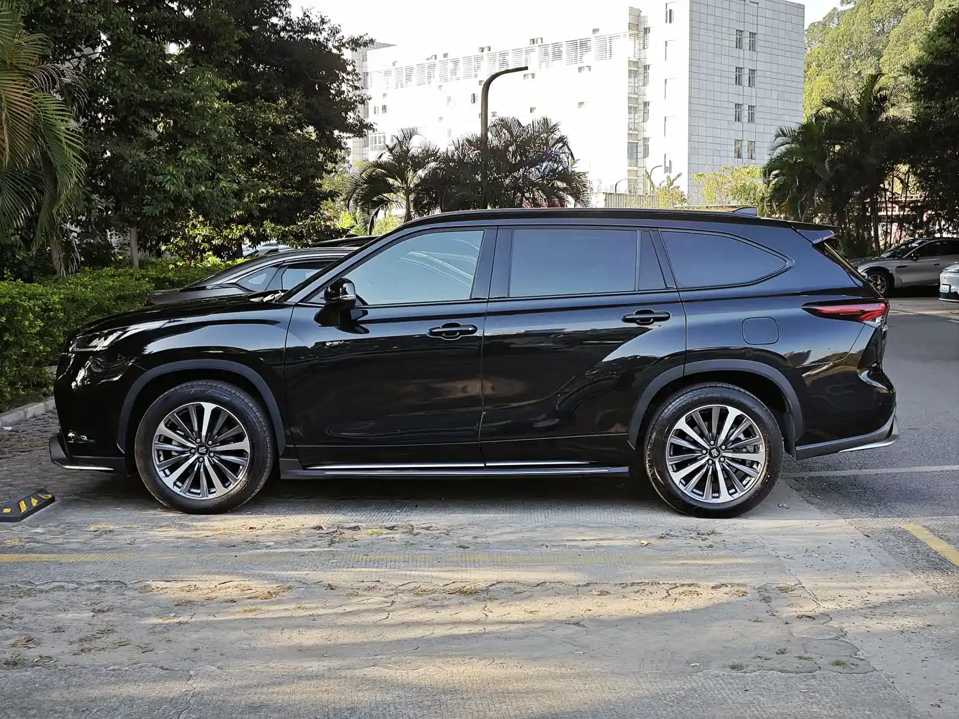 Toyota Crown Kluger 2024 2.5L HEV 4WD Premium Edition фото 3