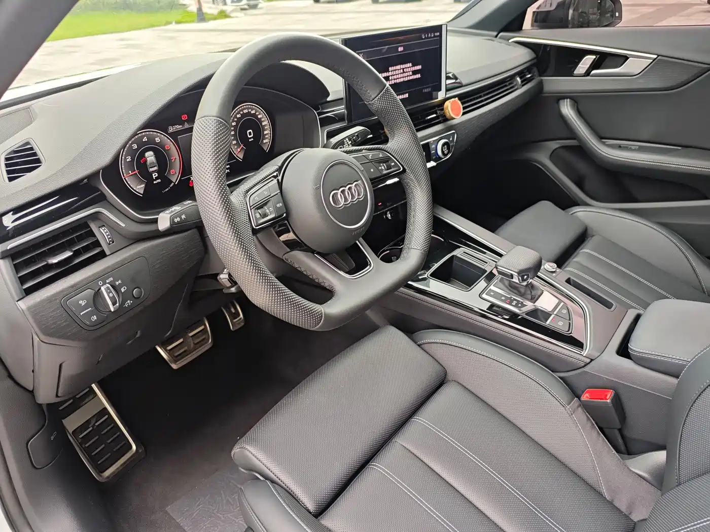 Фото 15 - Audi A4L