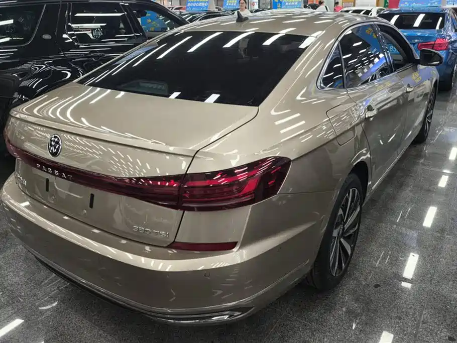 Volkswagen Passat 2022 380TSI Luxury Edition фото 3