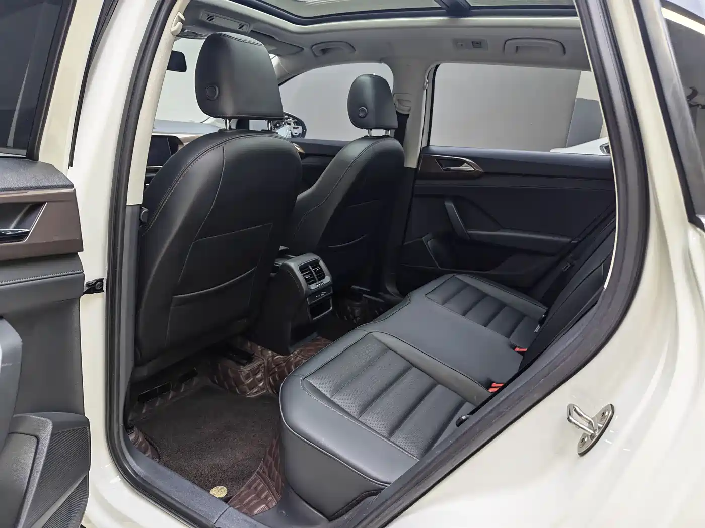 Volkswagen Tharu 2022 280TSI FWD Luxury Edition фото 7