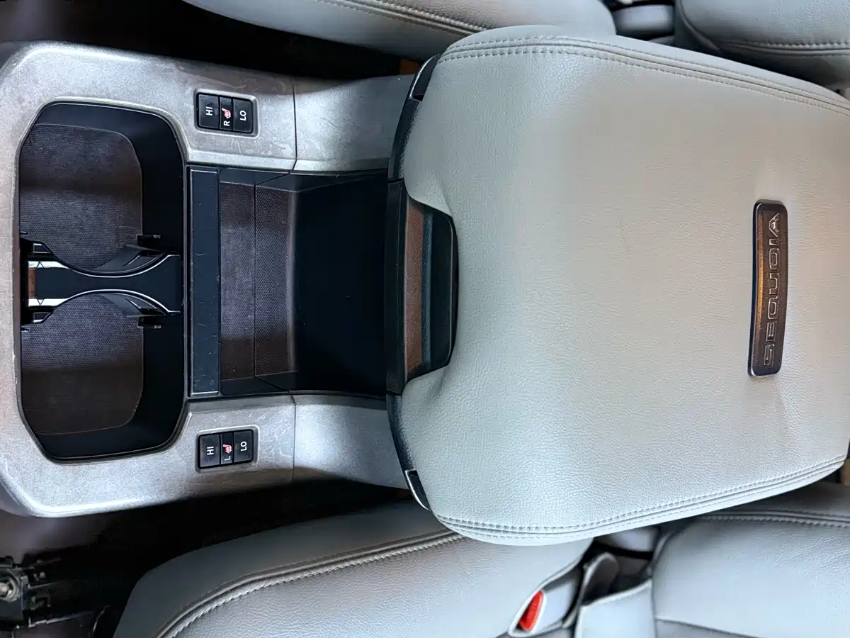 Toyota Sequoia 2010 5.7 Platinum Edition фото 17