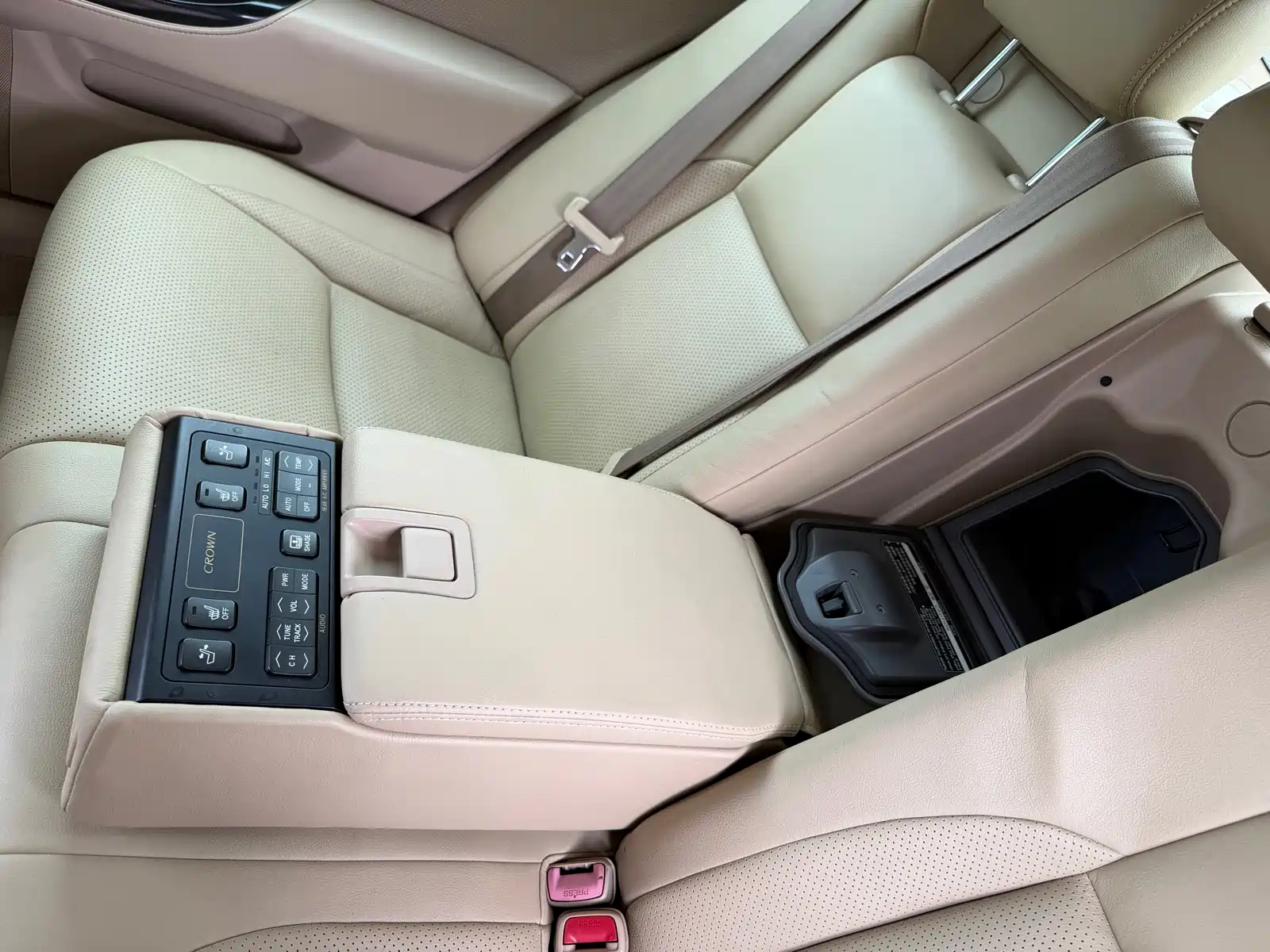 Фото 7 - Toyota Crown