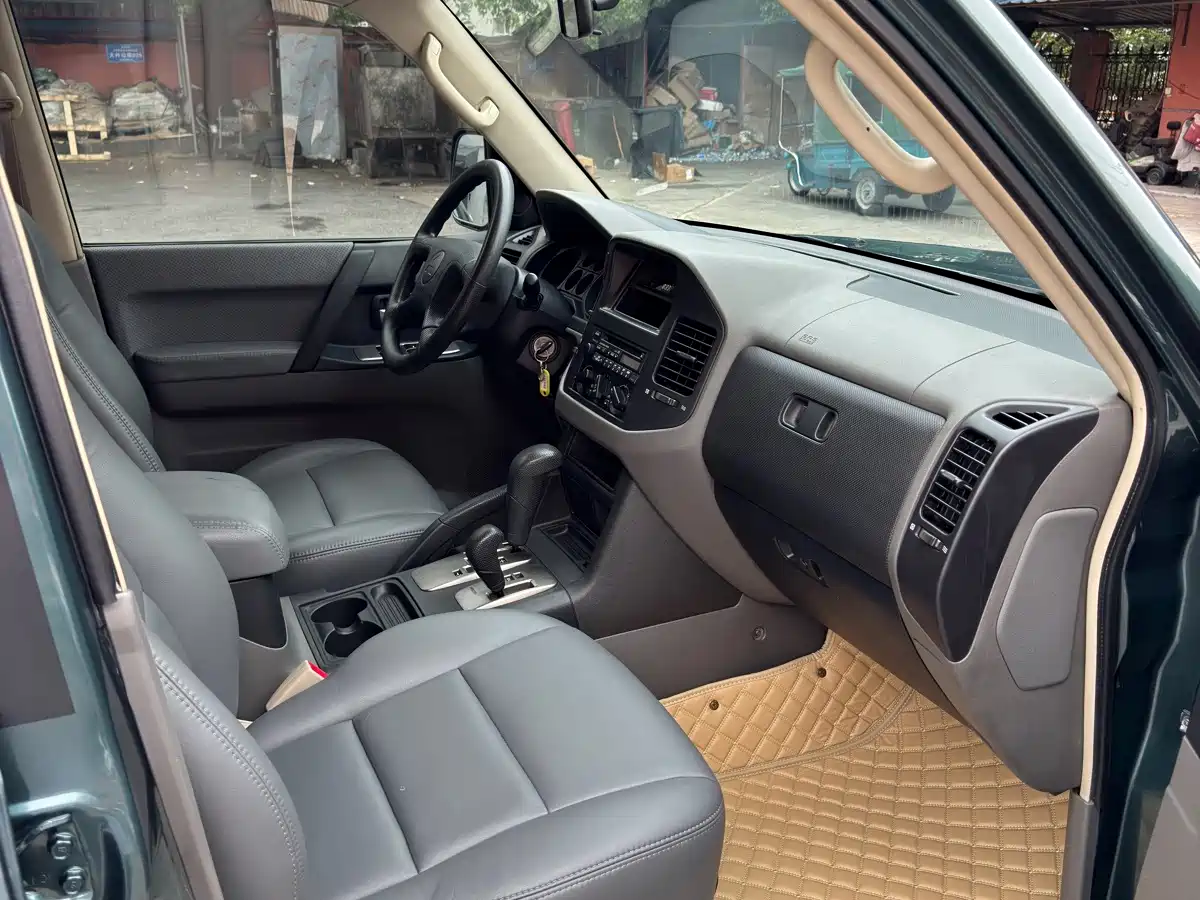 Mitsubishi Pajero 2007 2006 Model 3.0L AT GLX