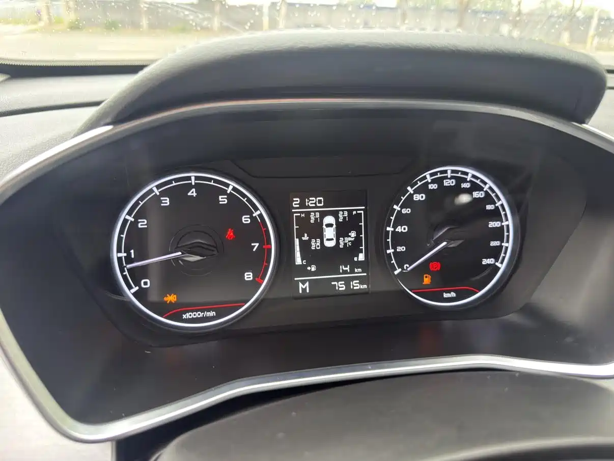 Фото 9 - Geely Binyue