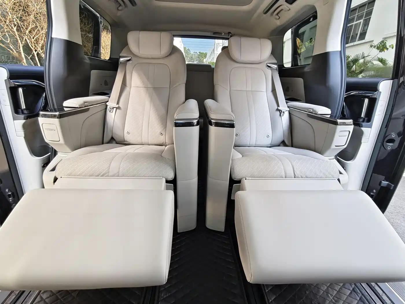 SAIC Maxus Dajia 9 2024 Super Hybrid Extended Range Alpine Edition 7-Seater фото 19