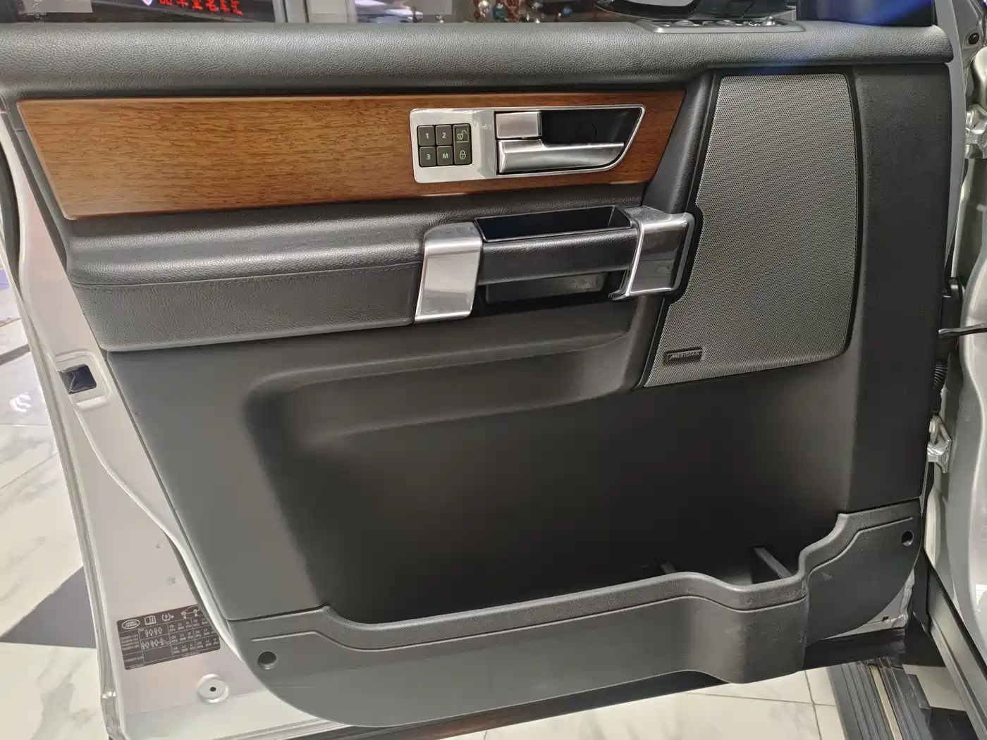 Land Rover Discovery 2016 3.0 SC V6 SE фото 5