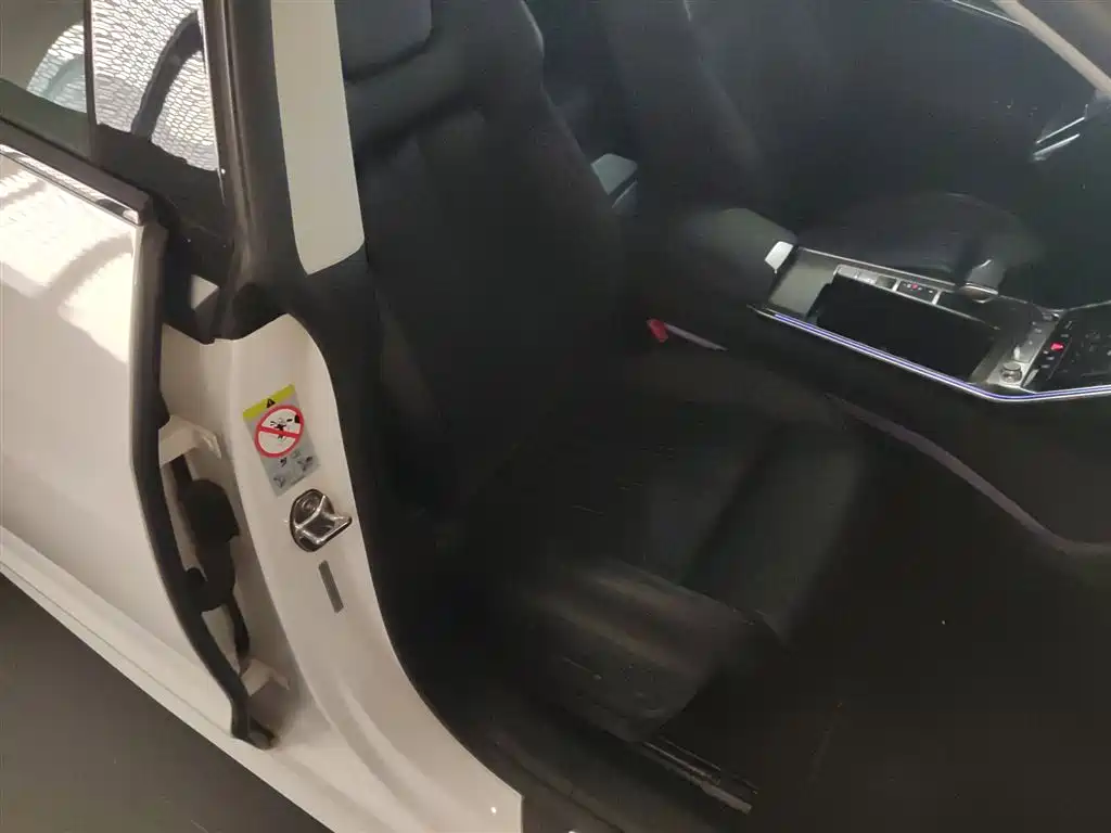 Audi A7 2023 Model 45 TFSI Premium Selection Edition фото 16