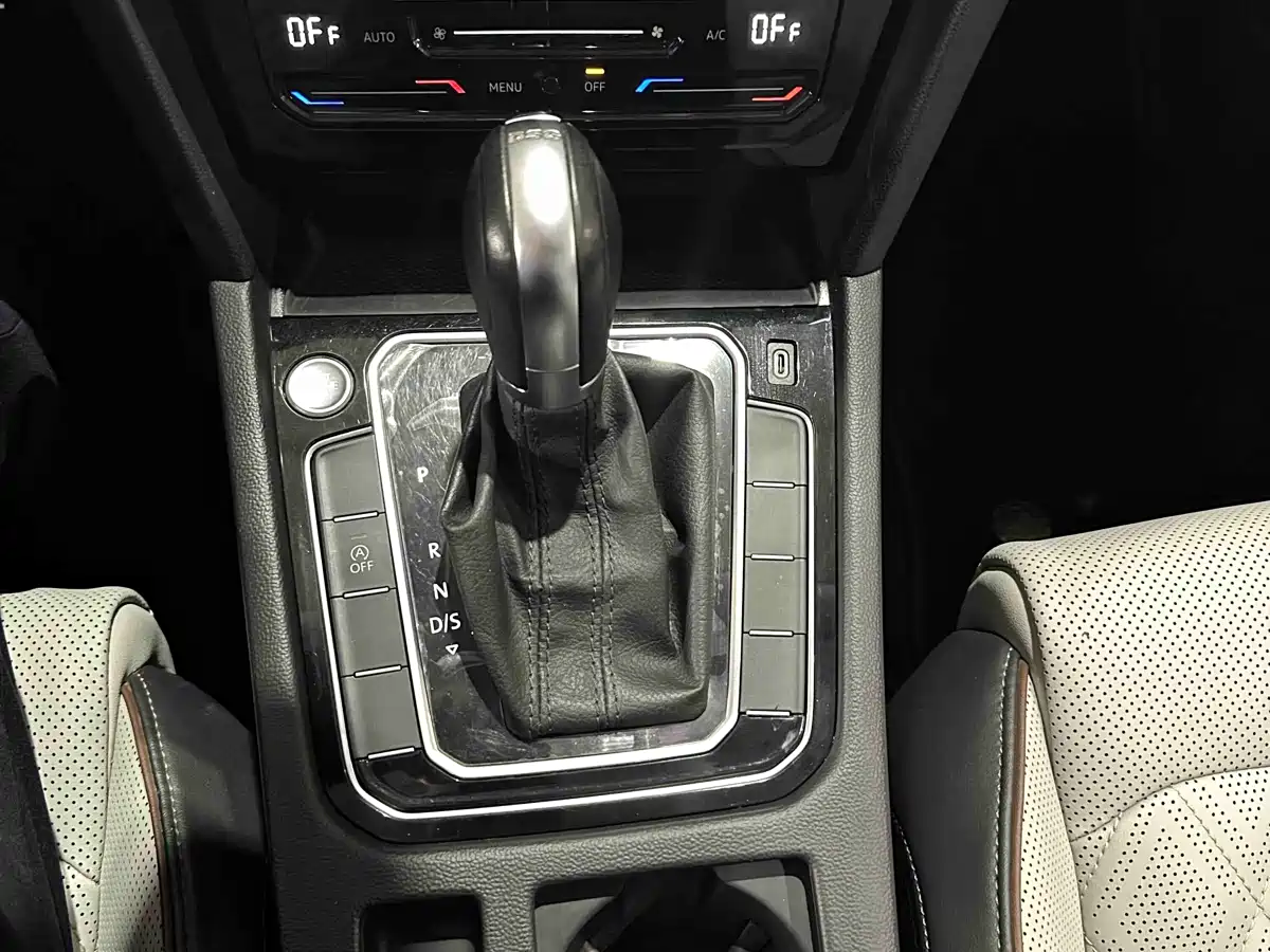 Volkswagen Magotan 2023 Model 2 Million Commemorative Edition 330TSI DSG Luxury фото 9