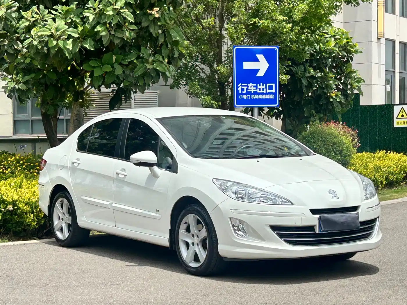 Peugeot 408 2013 2.0L Automatic Comfort Edition фото 3