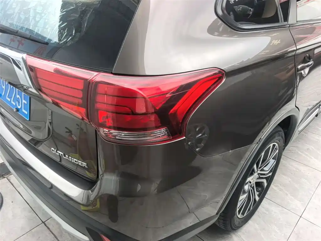 Mitsubishi Outlander 2018 2.0L 2WD Glory Edition 5-seater фото 8