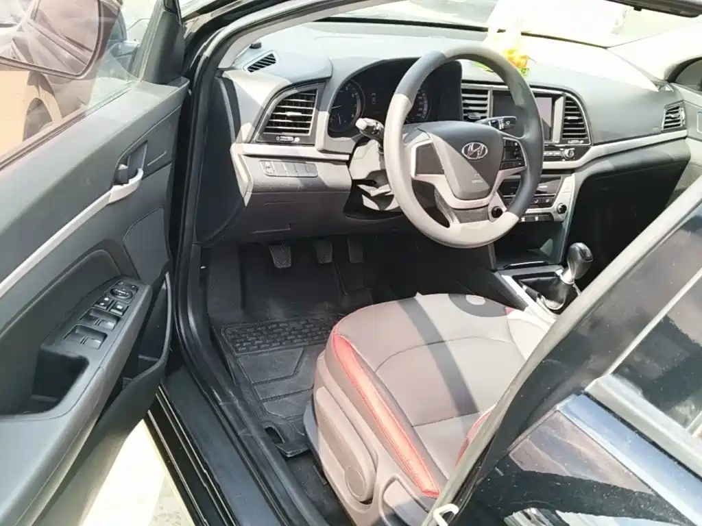 Photo 16 - Hyundai Elantra