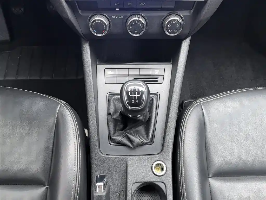Škoda Octavia 2018 1.6L Manual Standard Edition фото 13