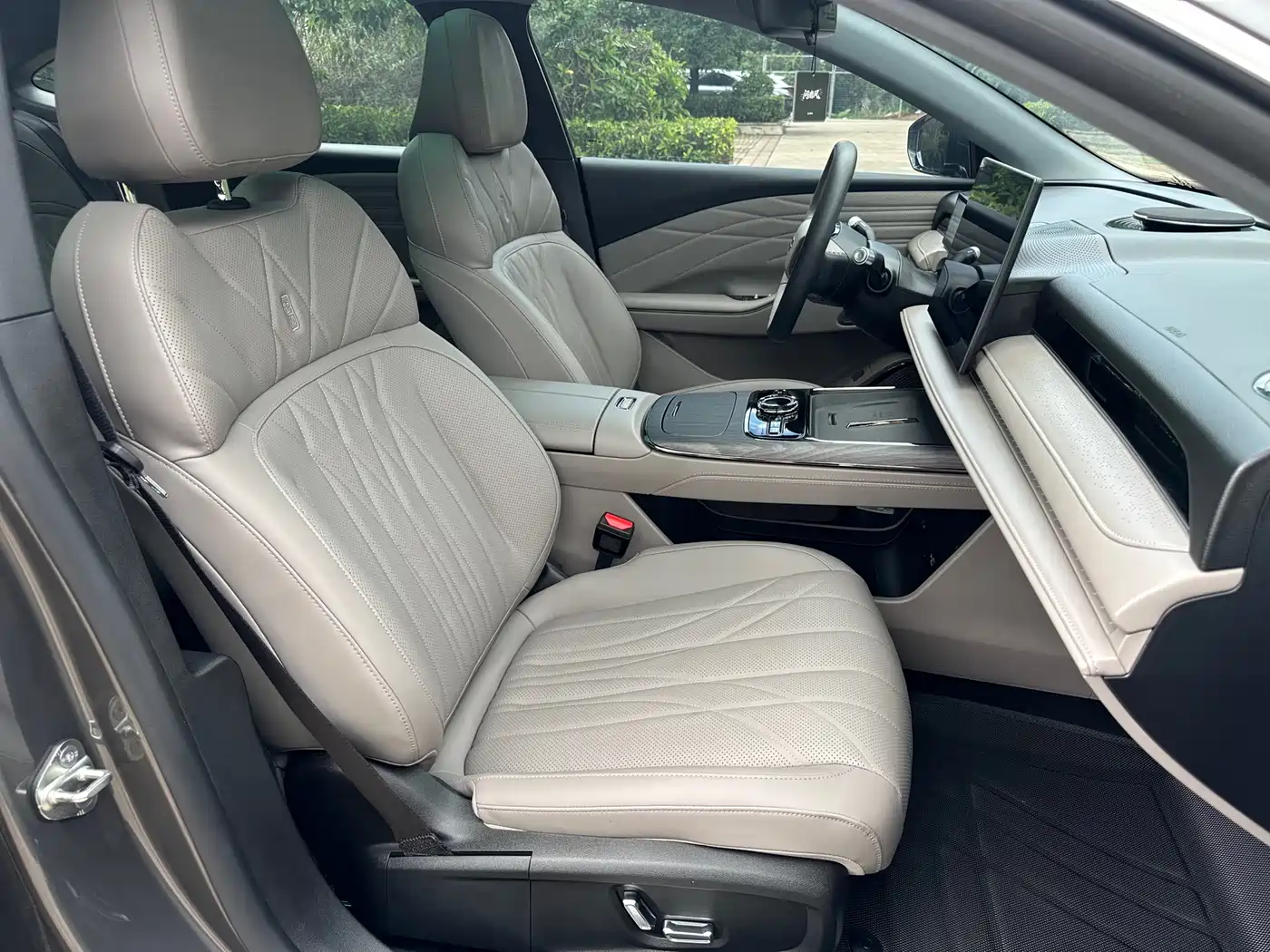 Geely Galaxy Galaxy Xingyao 8 2025 130km EM-i Premium Edition фото 32
