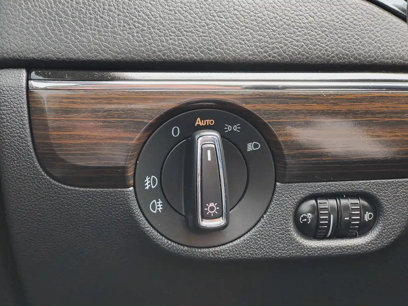 Volkswagen Sagitar 2015 230TSI Automatic Luxury фото 16