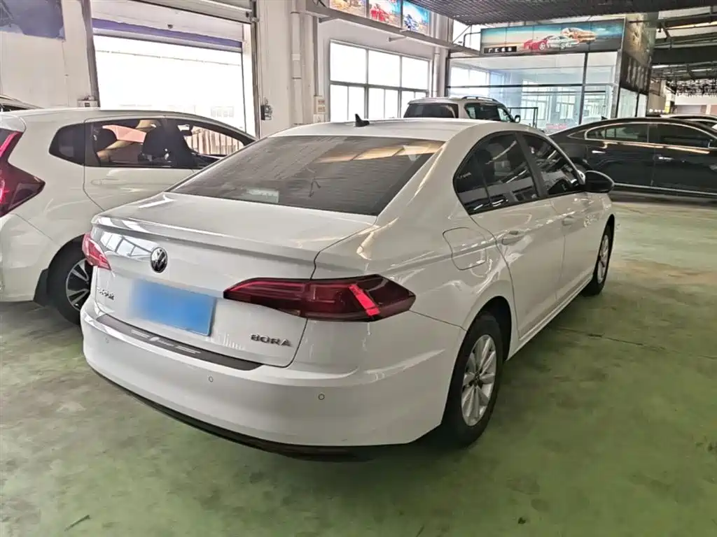 VOLKSWAGEN BORA