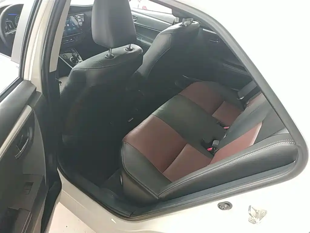 Toyota Corolla 2017 Facelift Hybrid 1.8L E-CVT Elite Edition фото 13