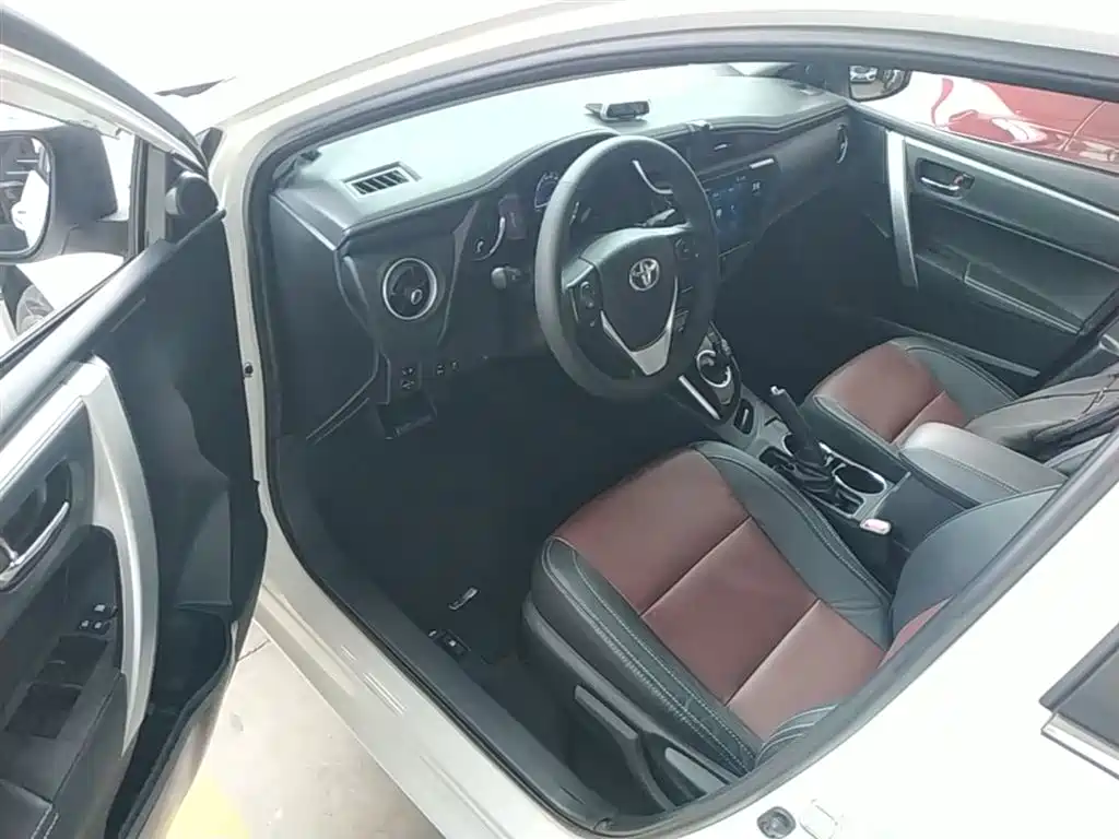 Toyota Corolla 2017 Facelift Hybrid 1.8L E-CVT Elite Edition фото 11