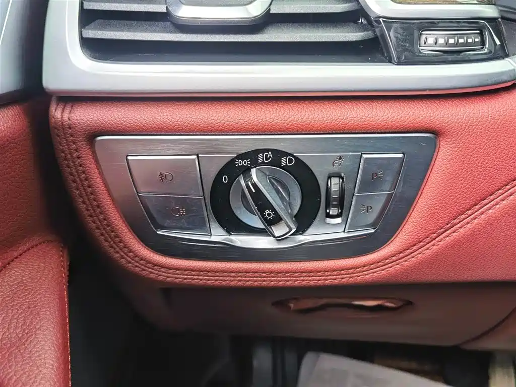 BMW 7 Series 2017 730Li Leading Edition фото 29