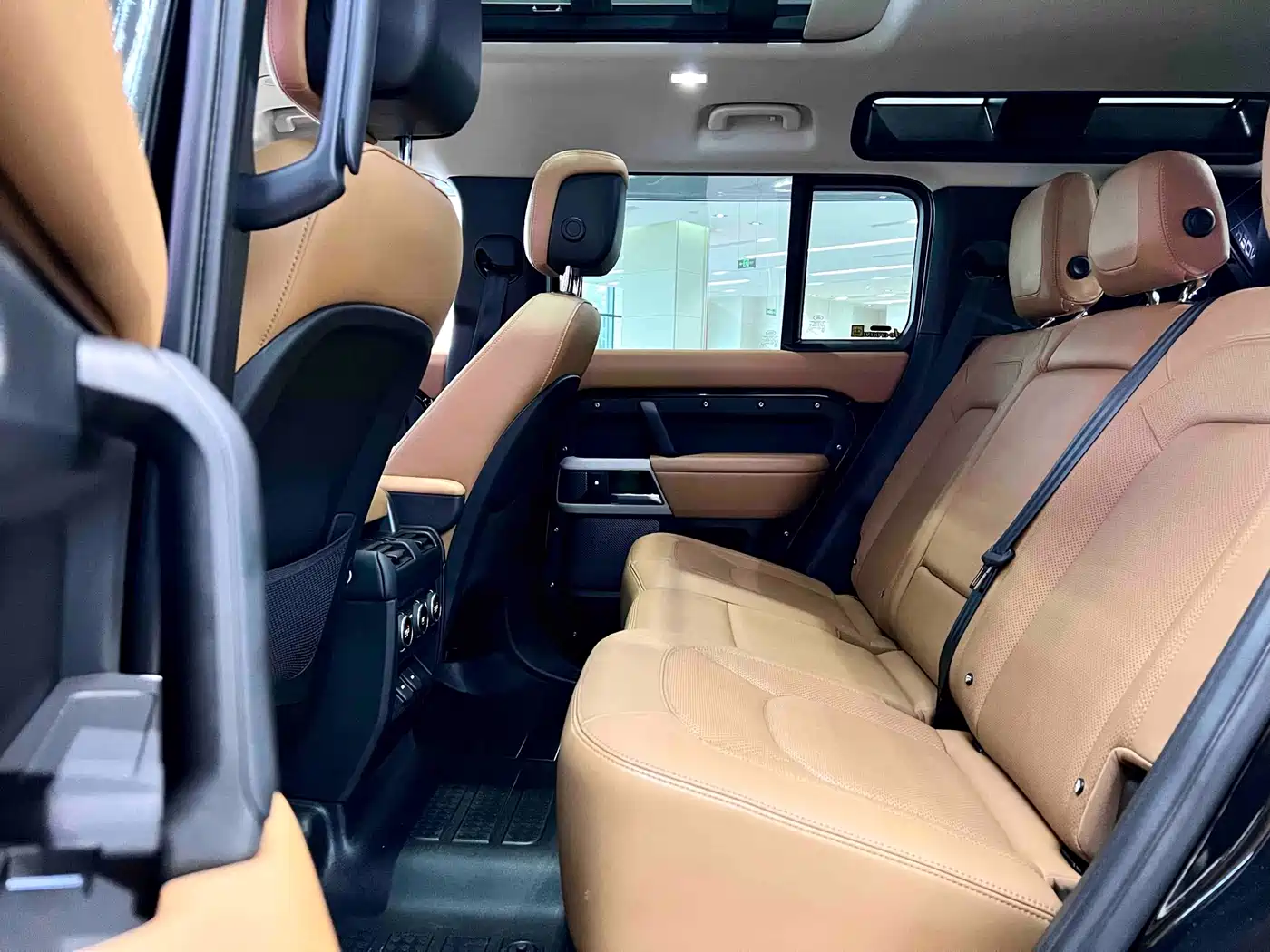 Land Rover Defender 2024 110 3.0T P400 Dark Special Edition фото 9