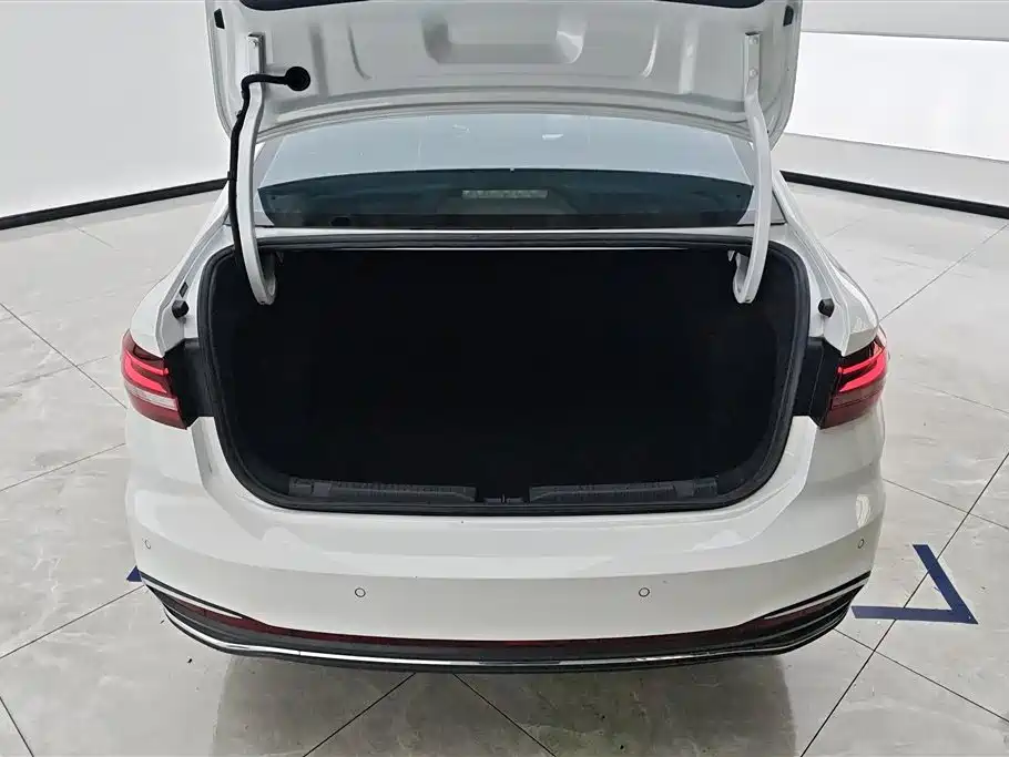 Volkswagen Lavida 2023 1.5L Auto Five Million Edition фото 4