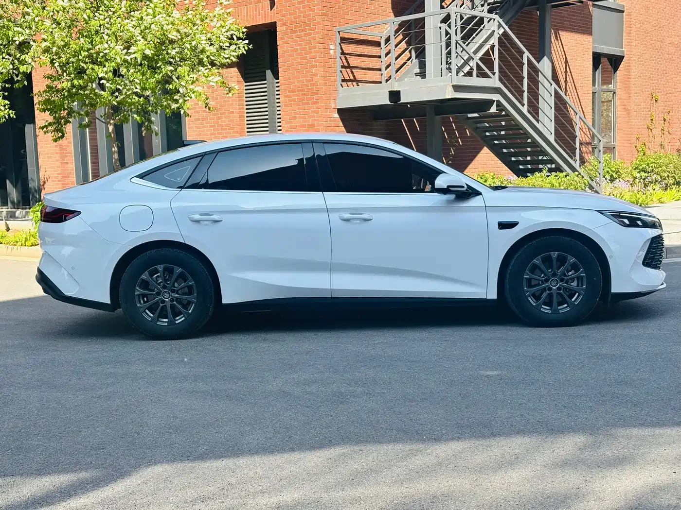 BYD Qin L 2025 DM-i Smart Drive Edition 80KM Leading фото 4