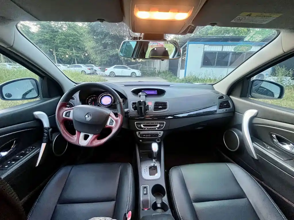 Renault Fluence 2015 2015 2.0L Standard Edition