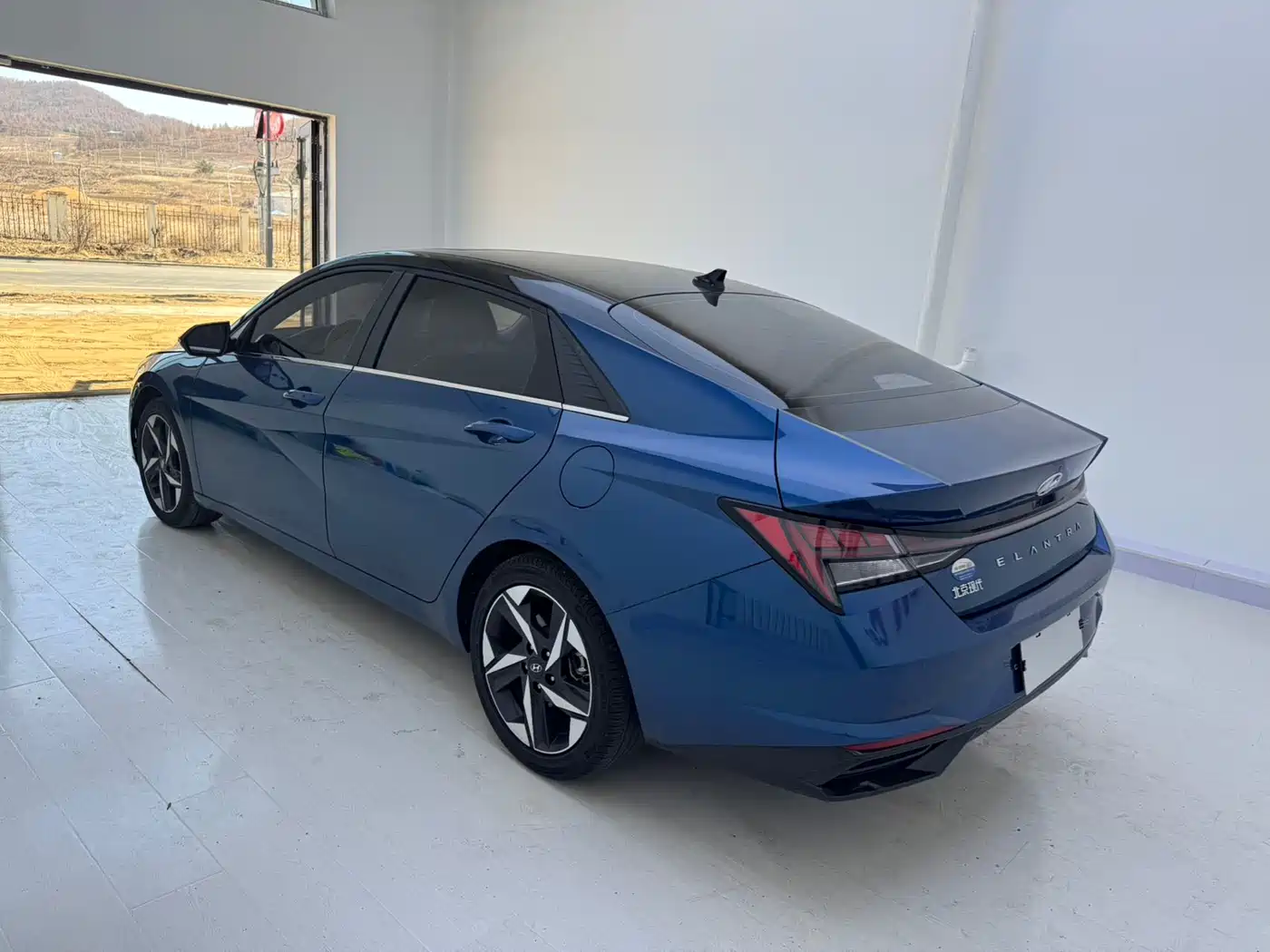 Hyundai Elantra 2021 1.5L CVT LUX Premium Edition фото 4