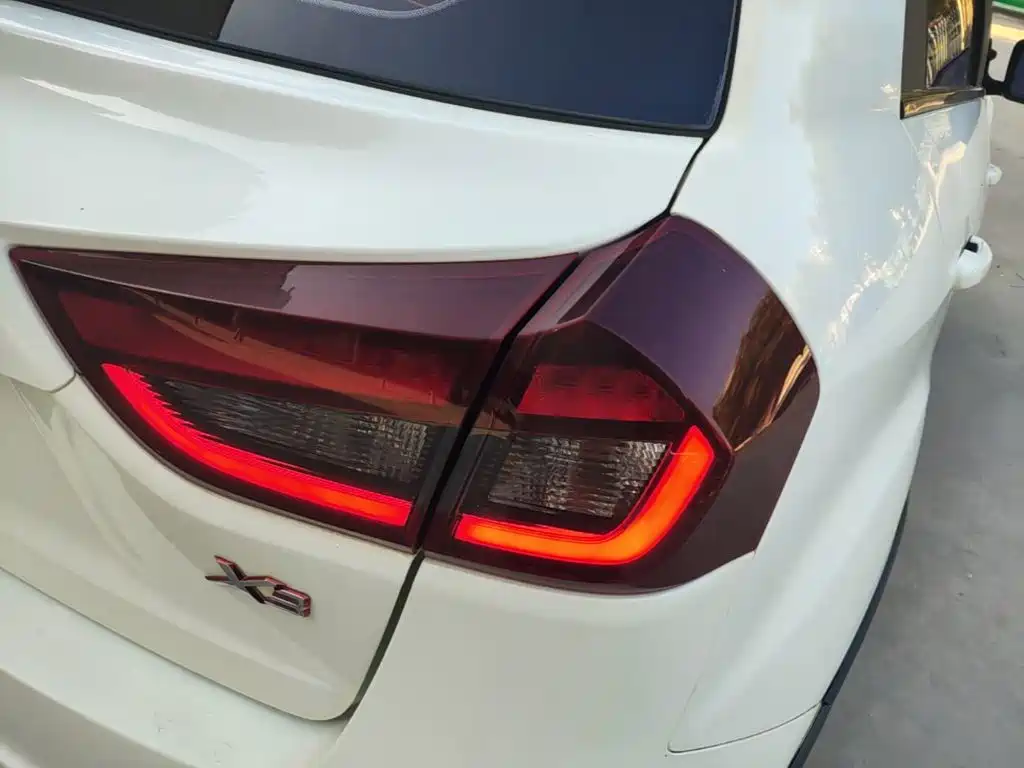 Фото 8 - Geely Vision X3