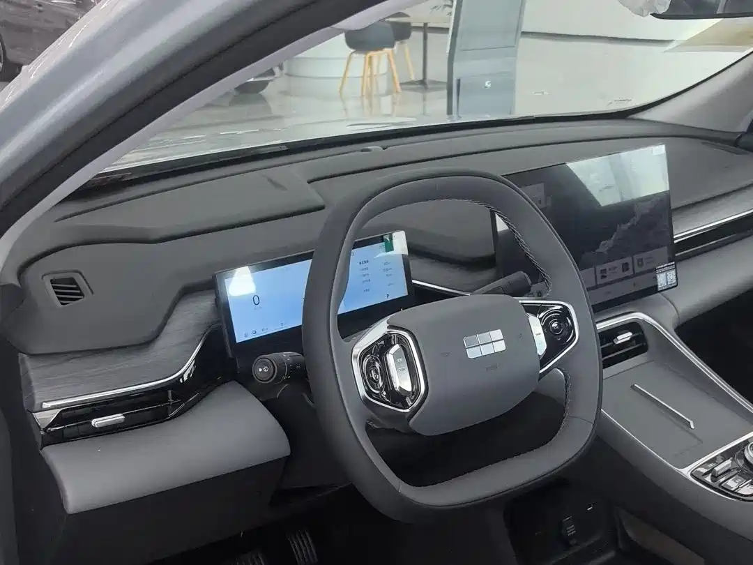 Geely Galaxy Galaxy L6 2025 EM-i 140km Explorer+ Edition фото 13