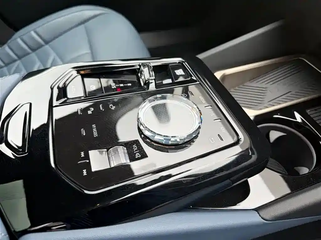 BMW 5 Series 2025 530Li Premium M Sport Package фото 15
