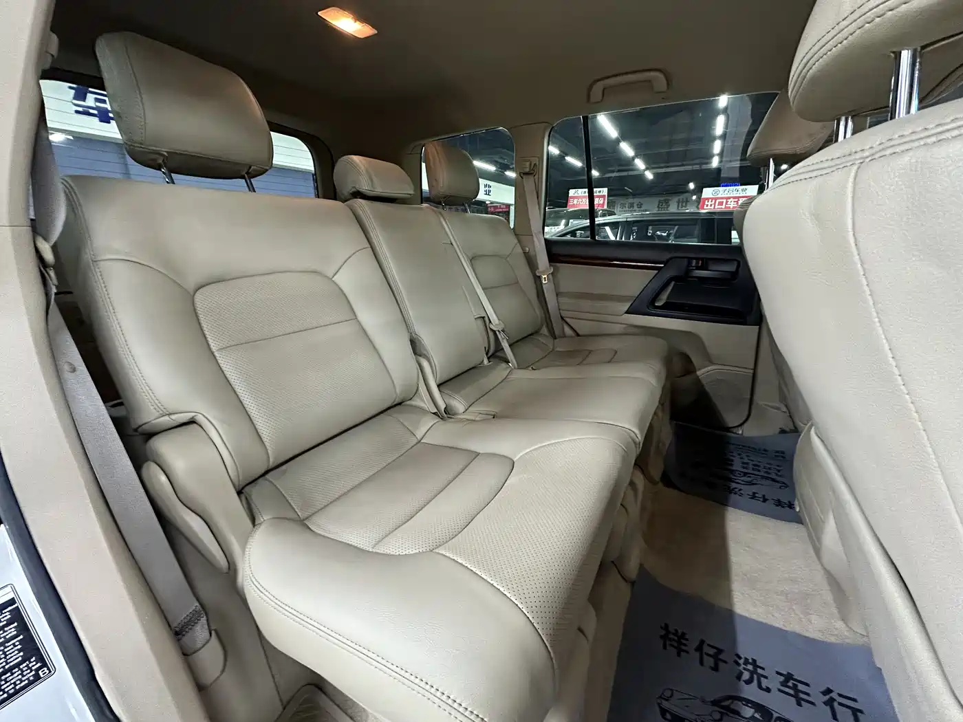 Toyota Land Cruiser (Import) 2015 4.0L V6 Middle East Low Configuration Edition фото 14