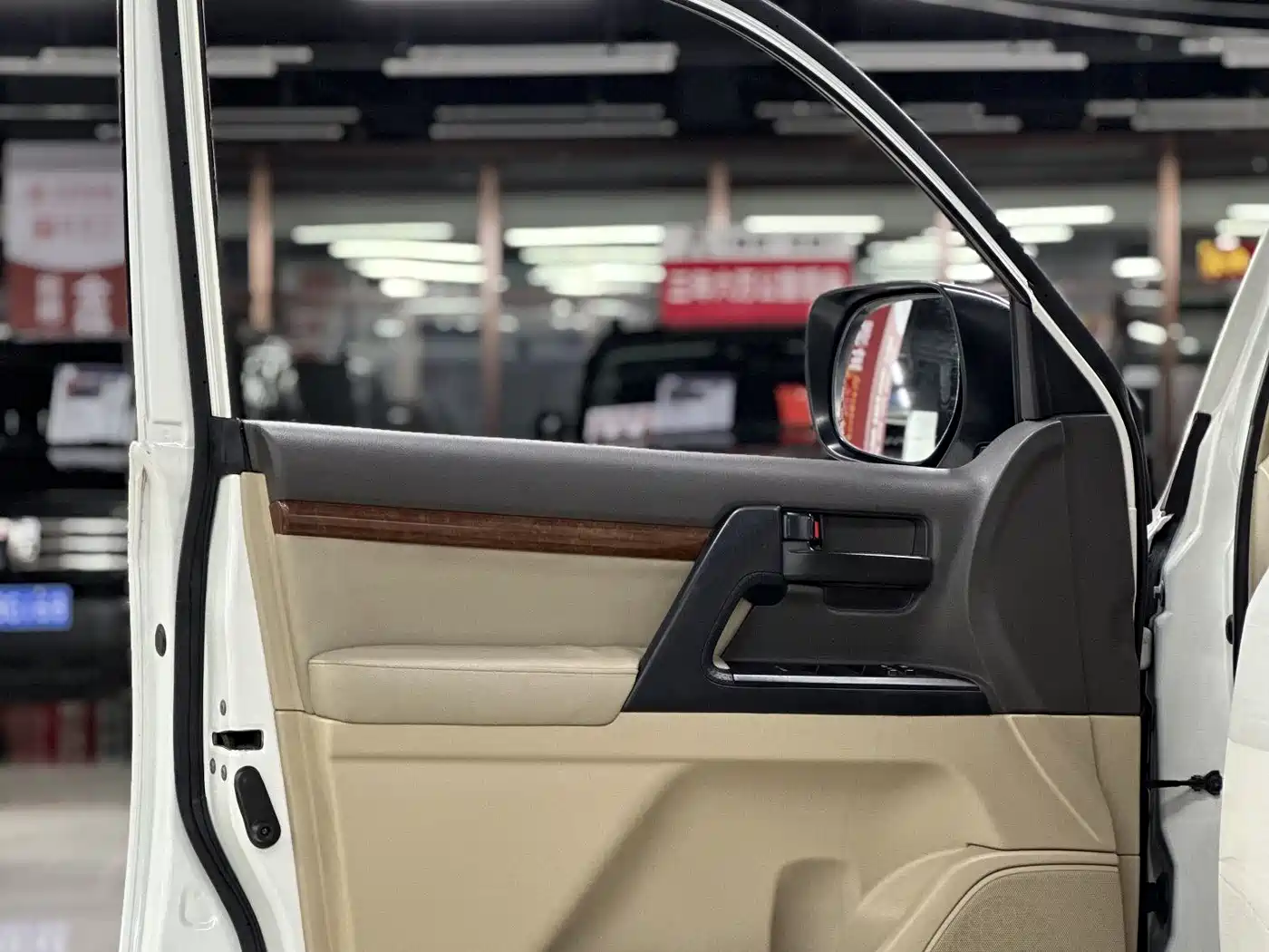 Toyota Land Cruiser (Import) 2015 4.0L V6 Middle East Low Configuration Edition фото 25
