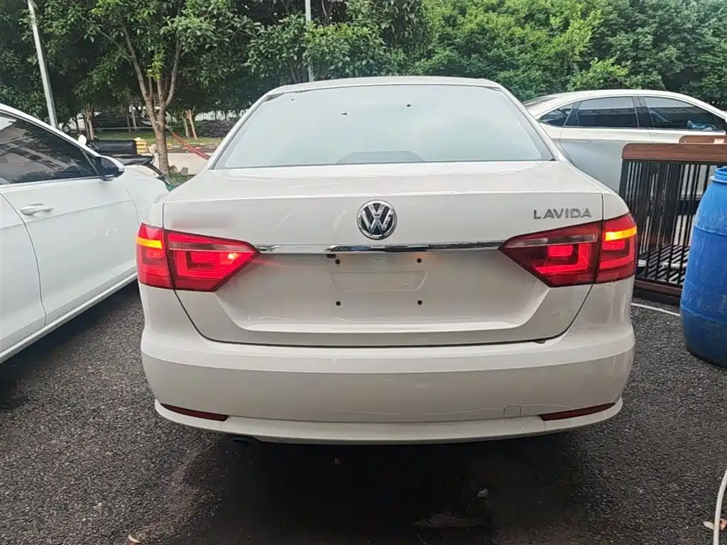 Volkswagen Lavida 2017 1.6L Automatic Comfort Edition фото 6