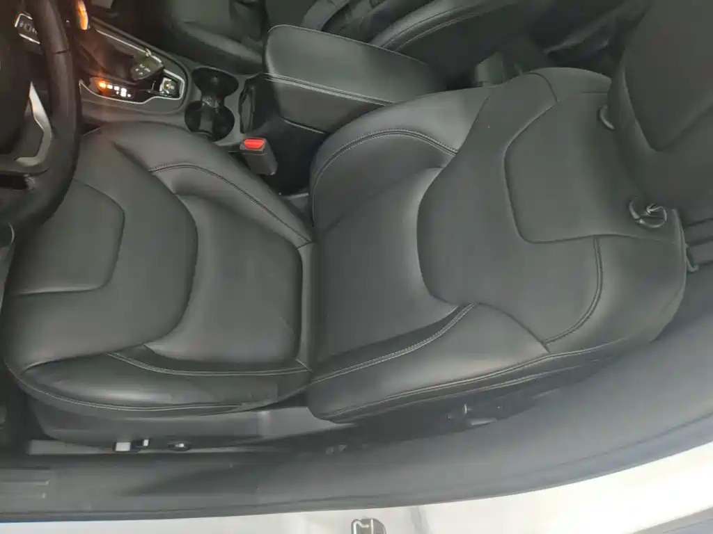 Photo 15 - Jeep Cherokee