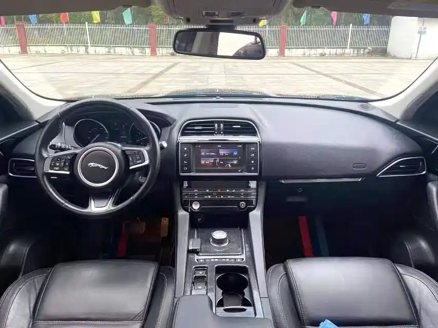 Фото 3 - Jaguar F-PACE