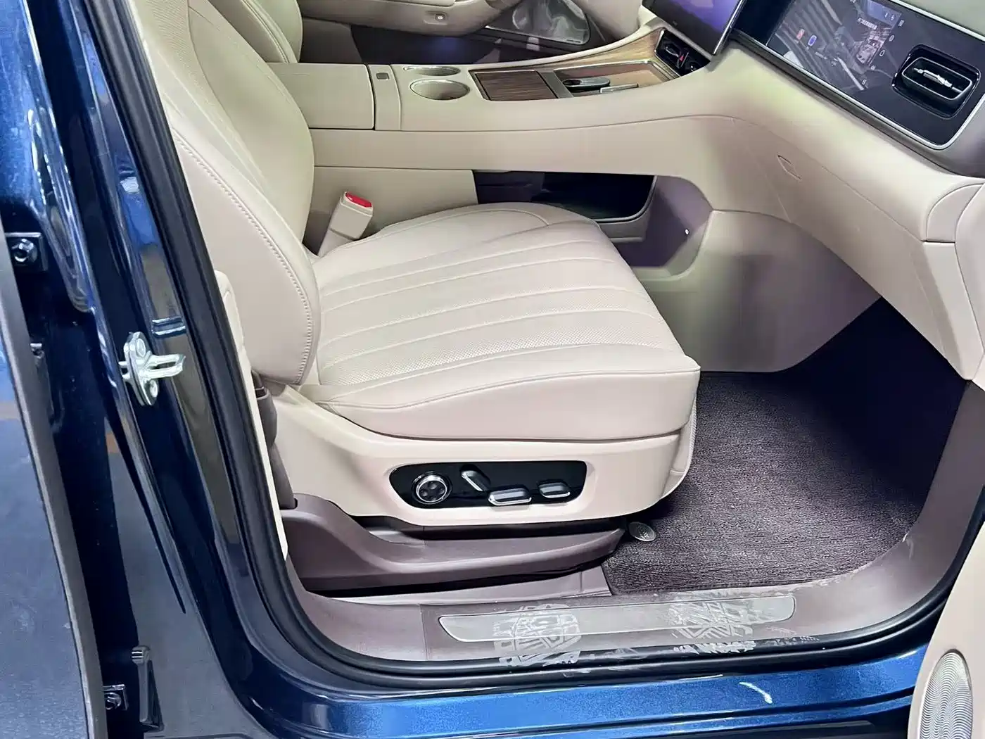 AITO Wenjie AITO M7 2026 Extended Range Max AWD 6-seater фото 5
