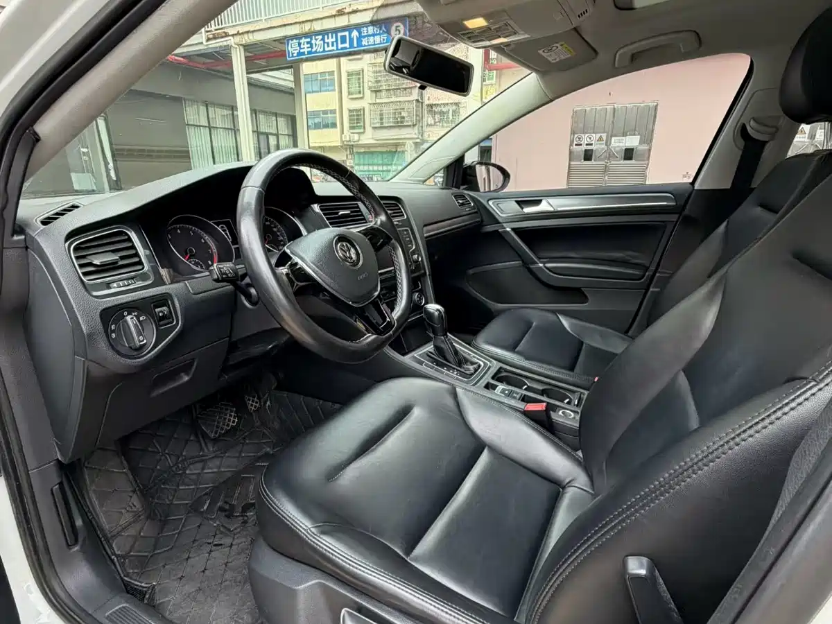 Volkswagen Golf 2017 1.6L Auto Comfort Millionth Edition фото 4