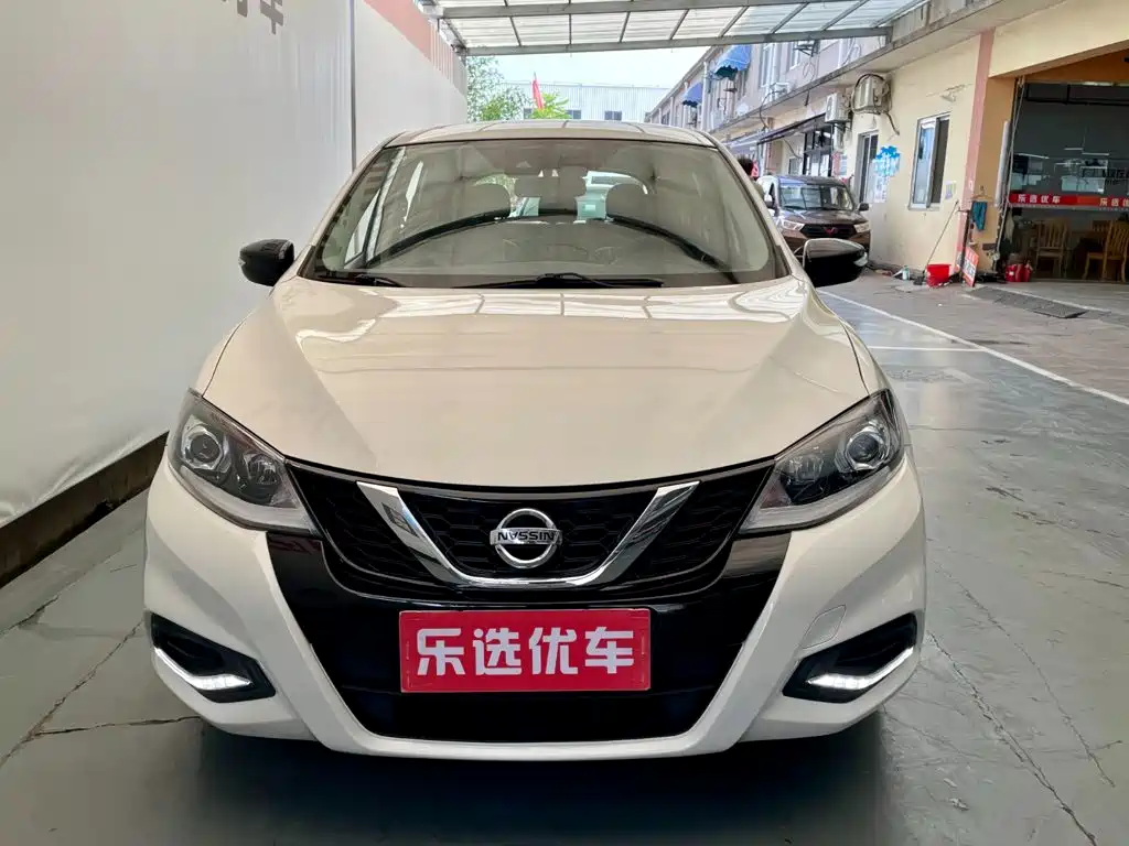 Photo 2 - Nissan Tiida