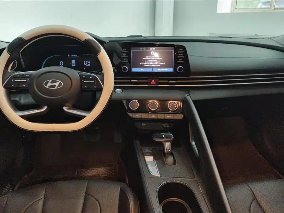Hyundai Elantra 2023 1.5L CVT GLX Elite Edition фото 12