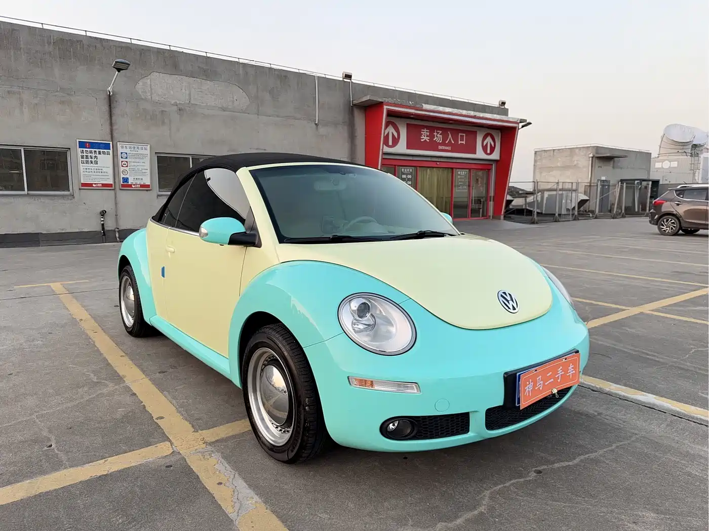 Volkswagen Beetle 2010 Model 2.0 BlackOrange Convertible Luxury Edition фото 8