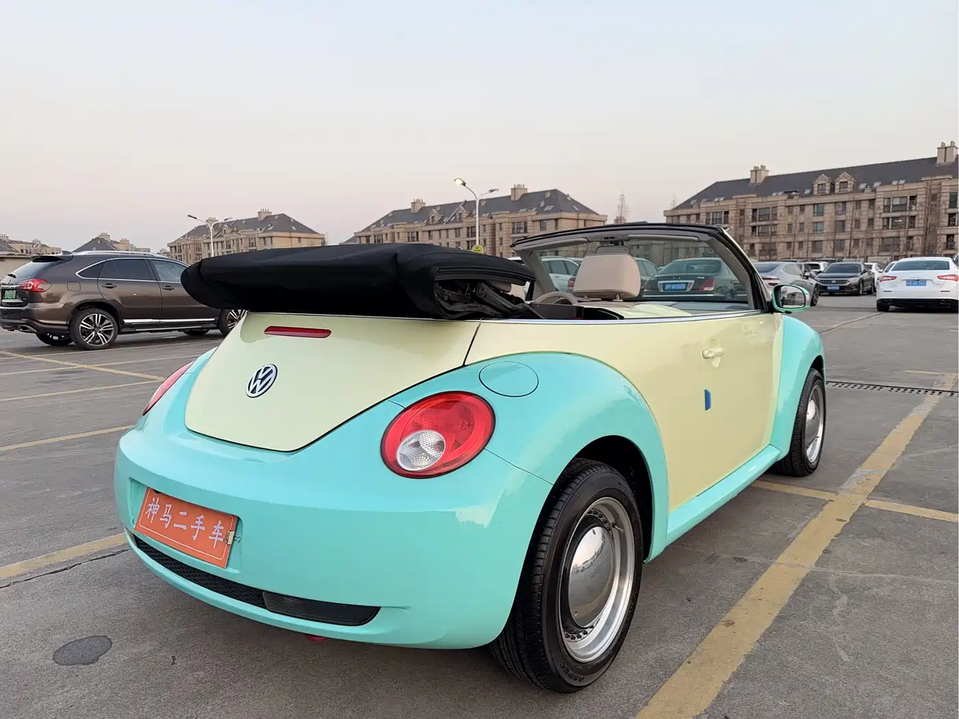 Volkswagen Beetle 2010 Model 2.0 BlackOrange Convertible Luxury Edition фото 4