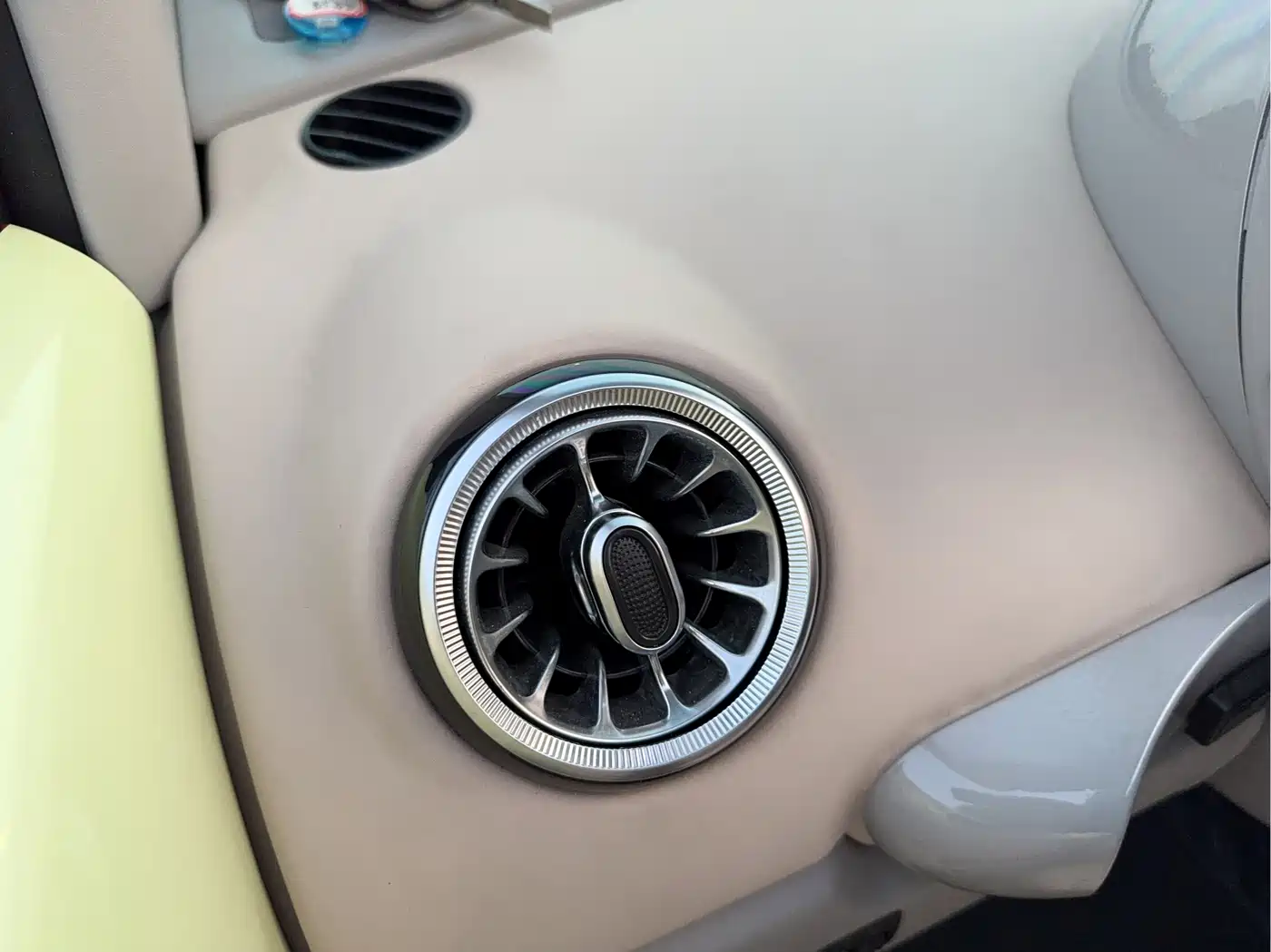 Volkswagen Beetle 2010 Model 2.0 BlackOrange Convertible Luxury Edition фото 18