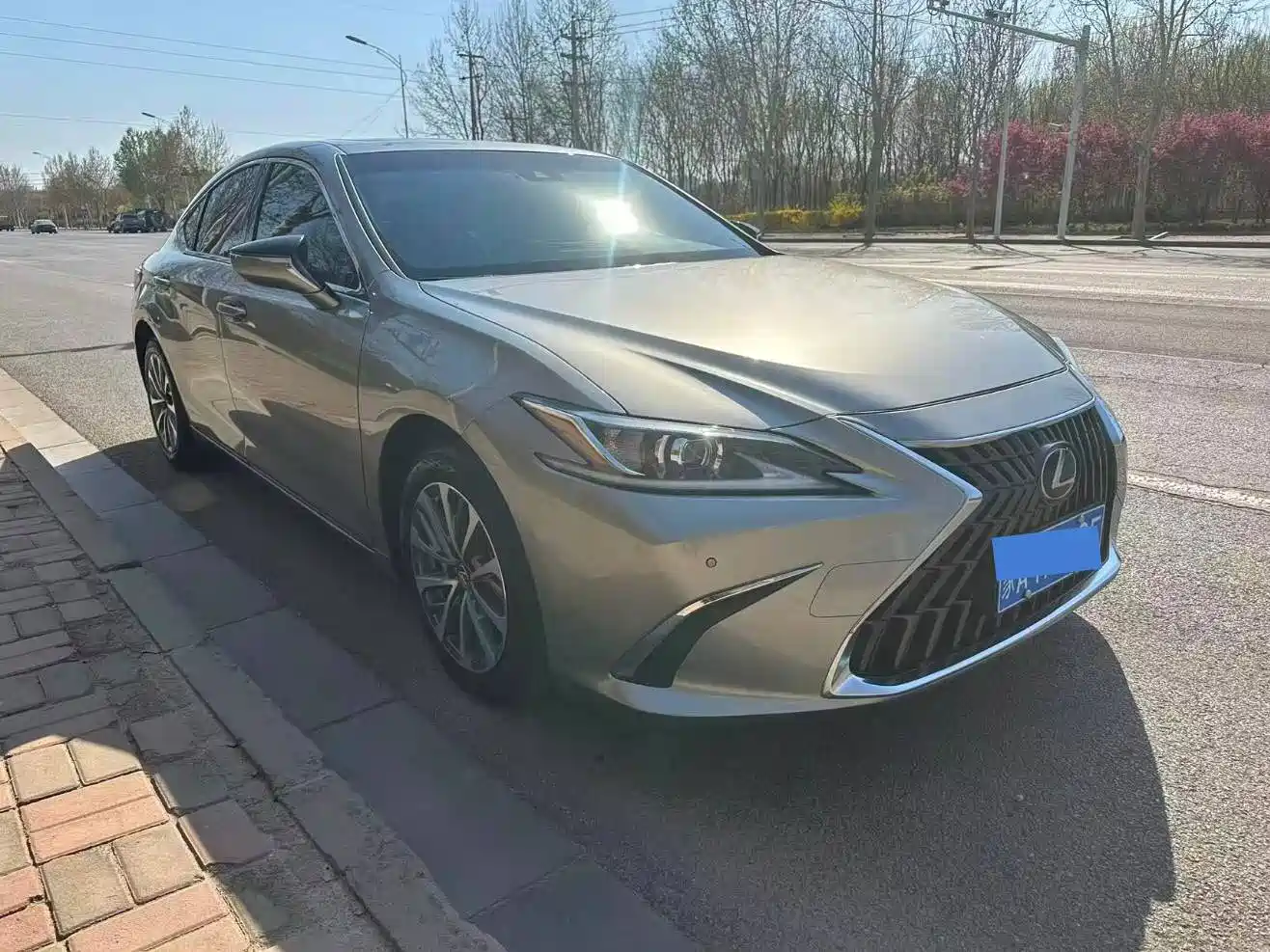Фото 4 - Lexus ES
